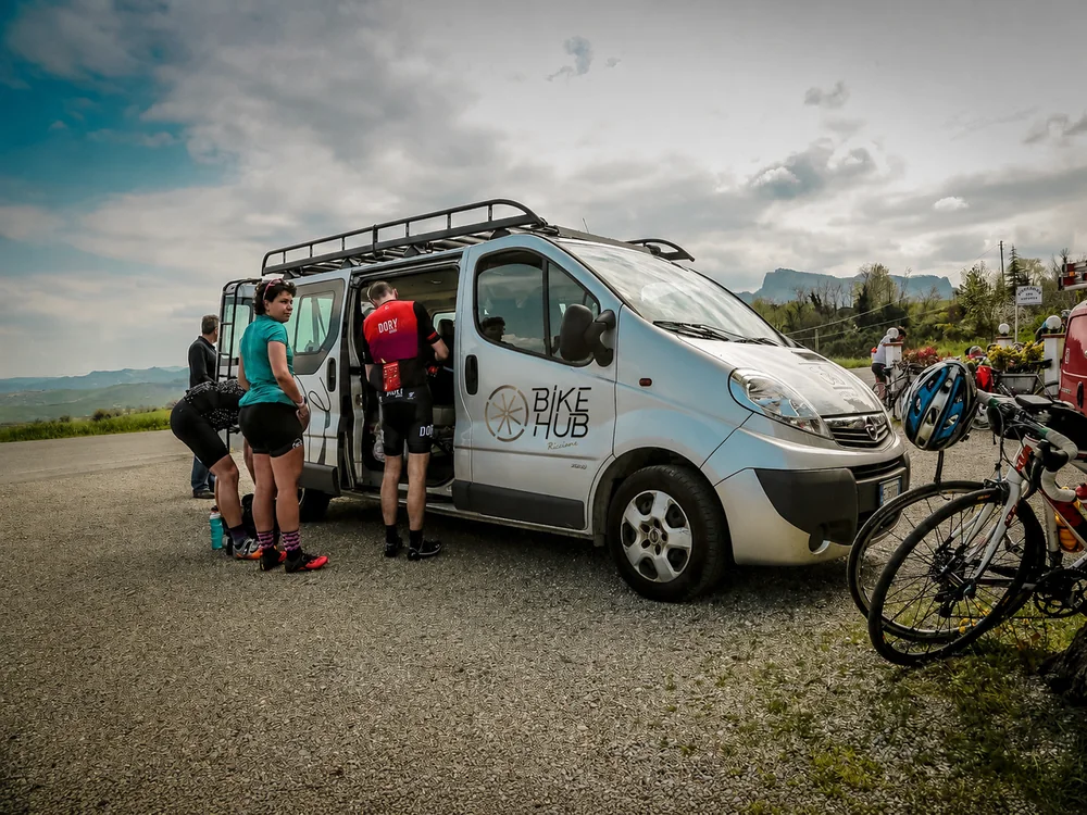 Consegna delle bici a noleggio davanti a un hotel di Riccione