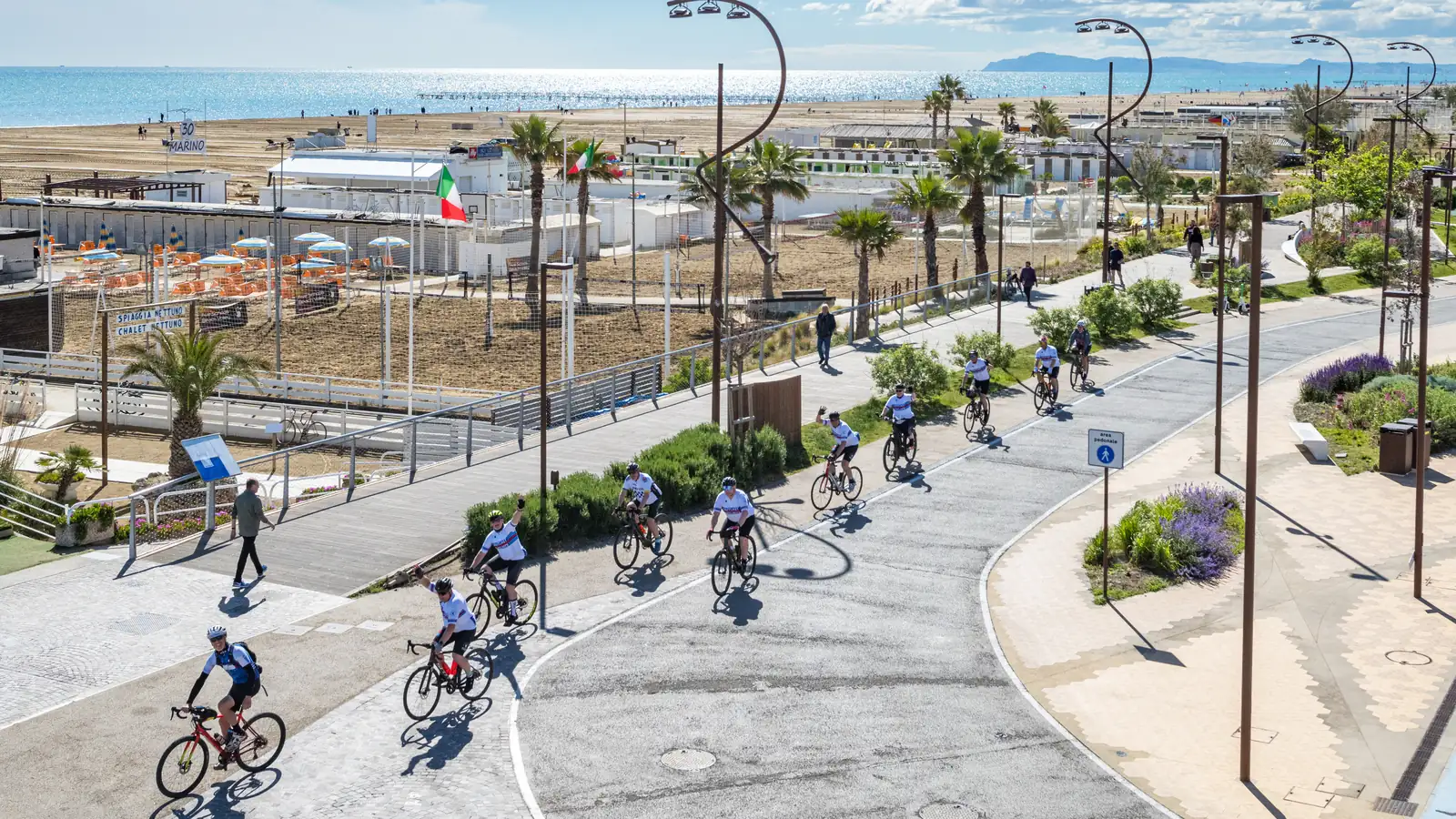 Gruppo di ciclisti con la guida di Bike Hub Riccione sul lungomare di Riccione