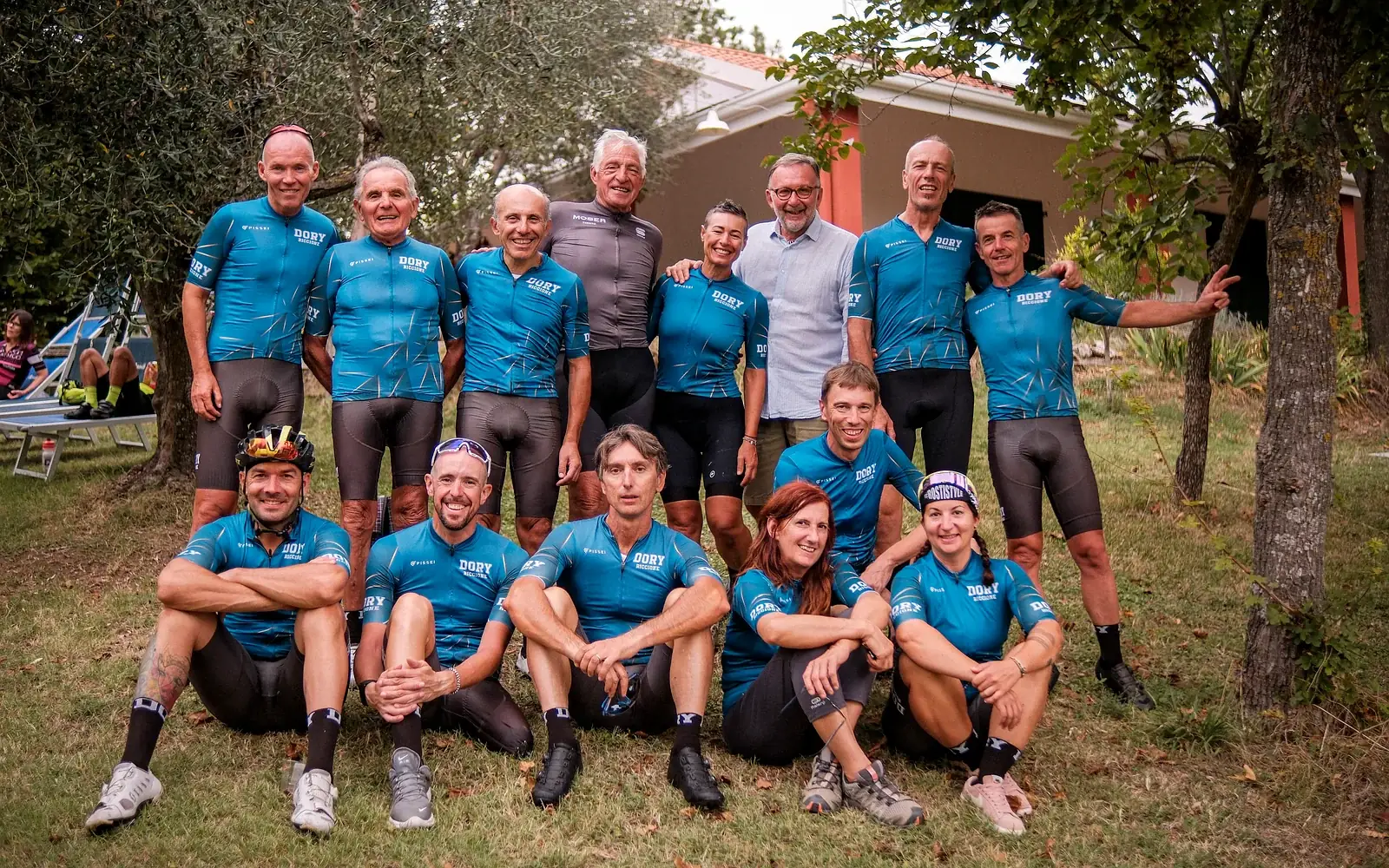 Le guide del Bike Hub Riccione in divisa insieme a Francesco Moser