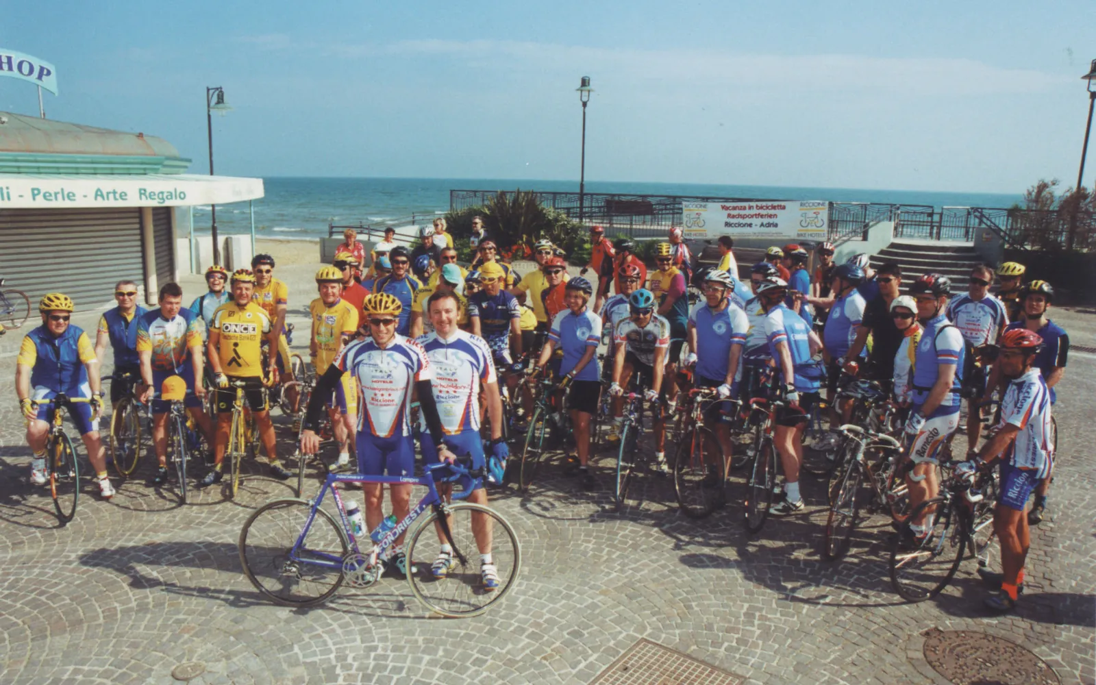 Gruppo di ciclisti sul lungomare di Riccione alla partenza di un'escursione dell'Hotel Dory