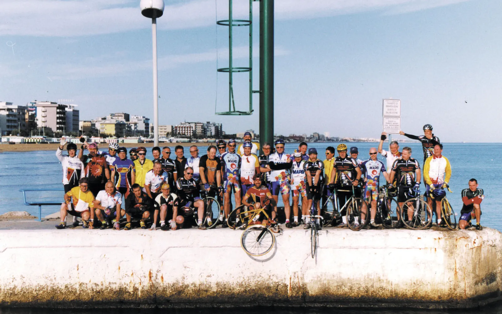 Gruppo di ciclisti in posa sulla banchina del porto di Riccione