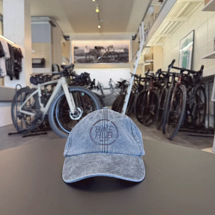 Cappellino Bike Hub Riccione in denim slavato, fotografato in negozio