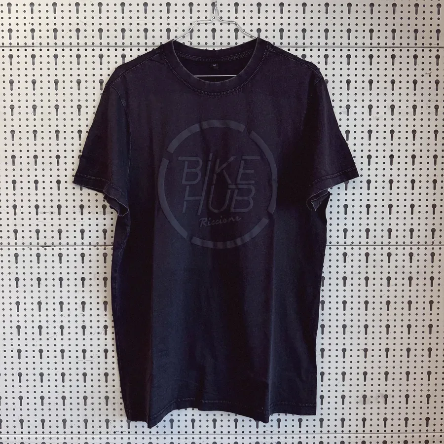 T-shirt nera acidata Bike Hub Riccione con logo grande in serigrafia