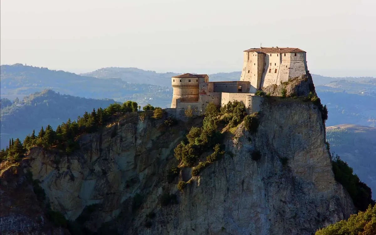 La fortezza di San Leo sullo sperone di roccia che domina la Valmarecchia, tappa del Montefeltro in bici