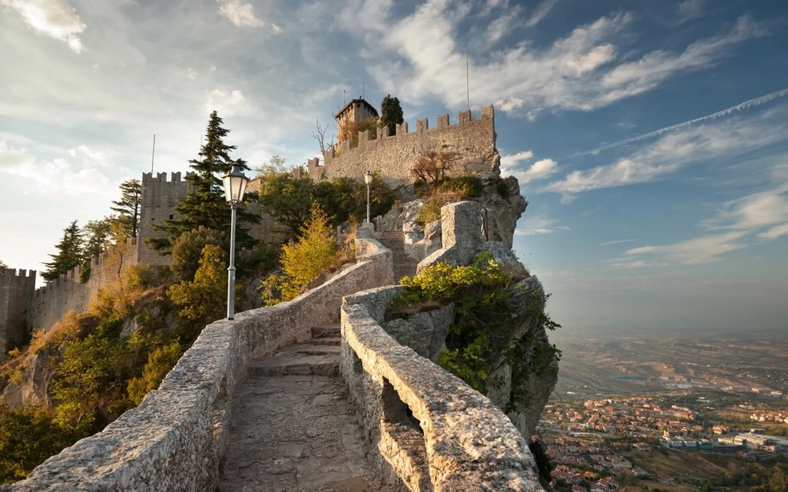 Le mura e le torri di San Marino con il panorama sulla Riviera, arrivo del percorso in bici da Riccione