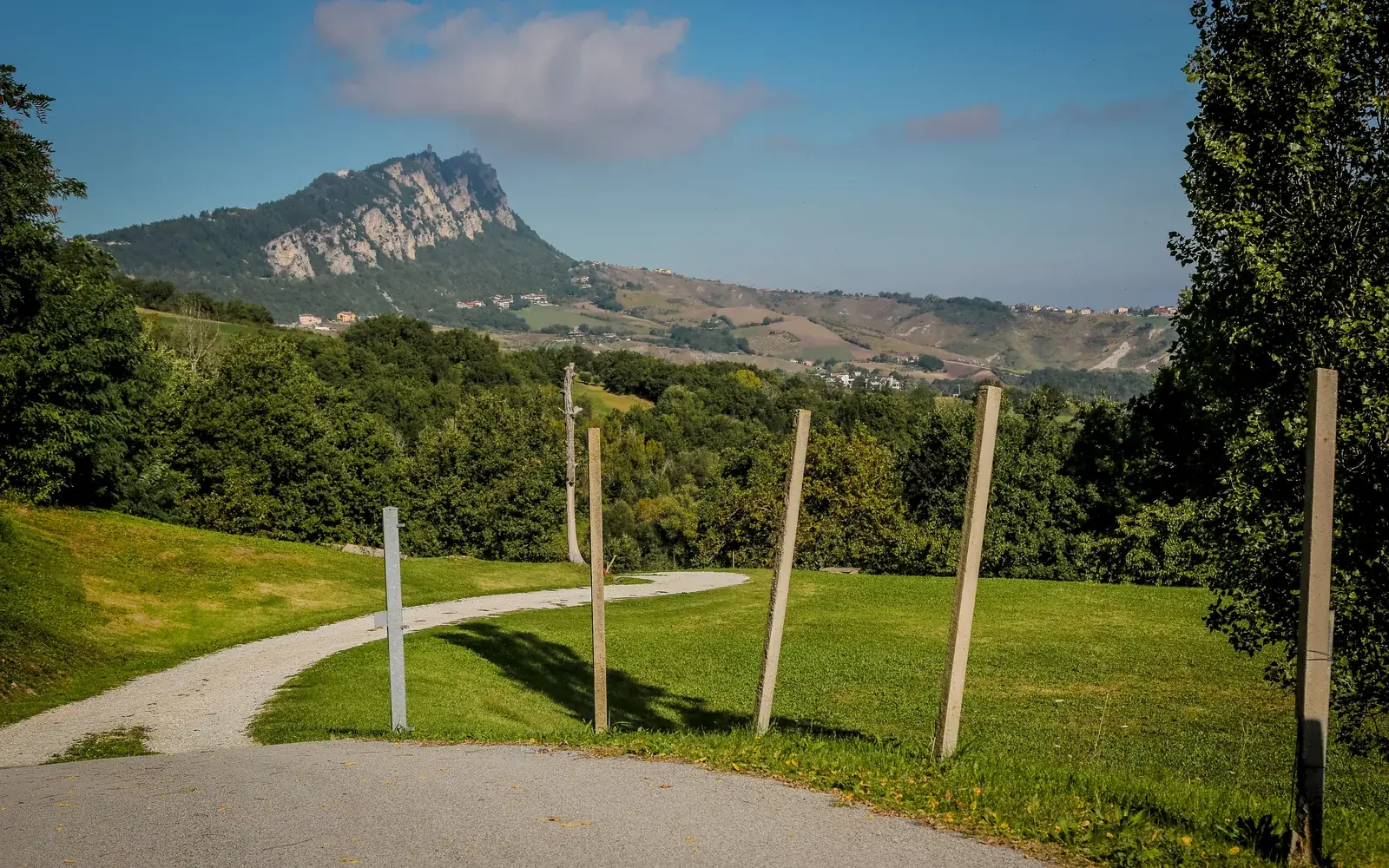 Il Monte Titano visto dalla campagna dell'entroterra romagnolo lungo il percorso in bici da Riccione a San Marino