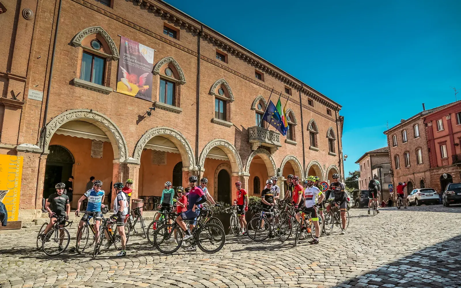 Ciclisti fermi nella piazza di Verucchio, uno dei borghi lungo l'anello del Montefeltro
