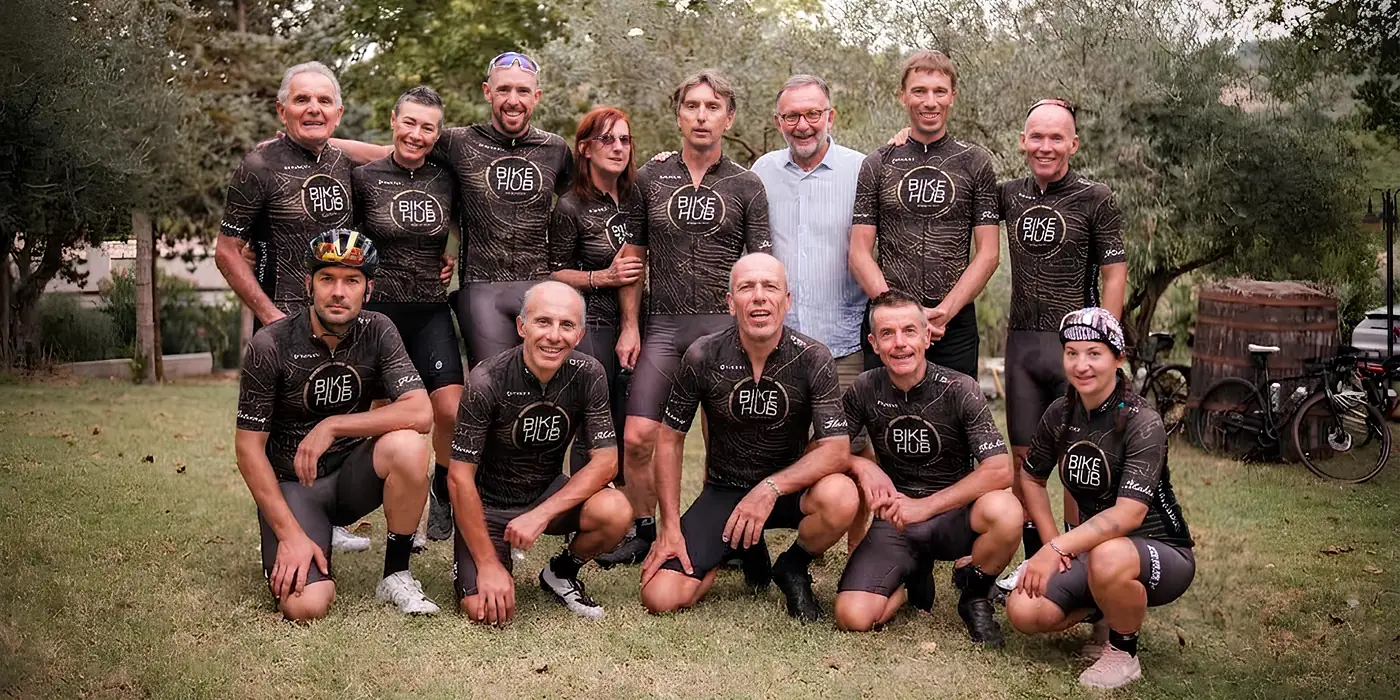 Le guide di Bike Hub in maglia sociale, in posa sul prato del casolare di Vecciano